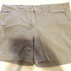 Land's End Shorts Size 18P, with Gray & White Squares Design & 4 Pockets.